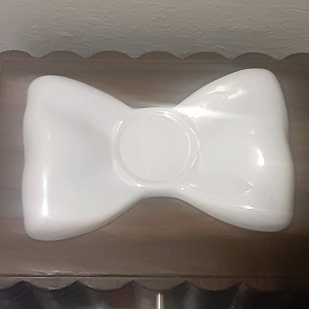 Bow Saucer & Cup Set - Picture 2 of 4